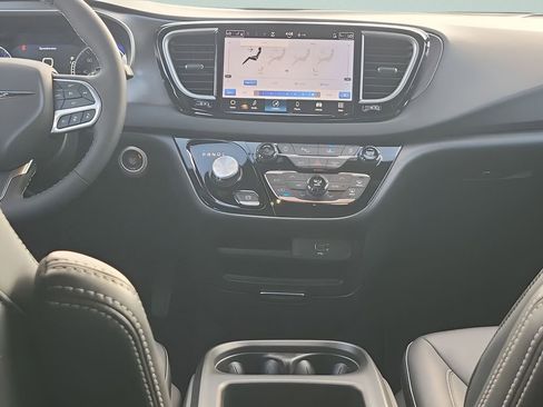 New 2026 Chrysler Voyager LX image 28