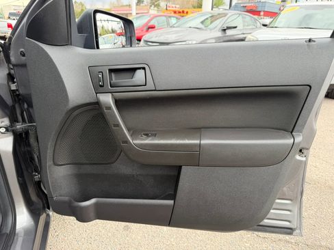 Used 2009 Ford Focus SE image 16