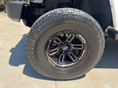 Used 2015 Jeep Wrangler Unlimited Sahara w/ Connectivity Group AWD/4WD image 26