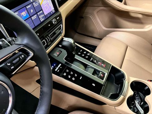 Used 2025 Porsche Macan image 16