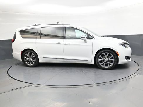 Used 2017 Chrysler Pacifica Limited FWD image 3