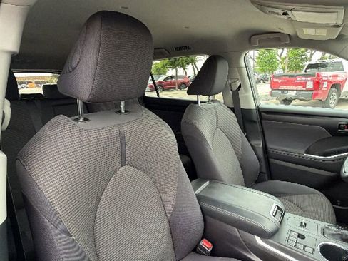 Certified 2025 Toyota Highlander LE FWD image 40