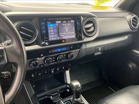 Used 2019 Toyota Tacoma TRD Off-Road w/ TRD Premium Off Road Package AWD/4WD image 5