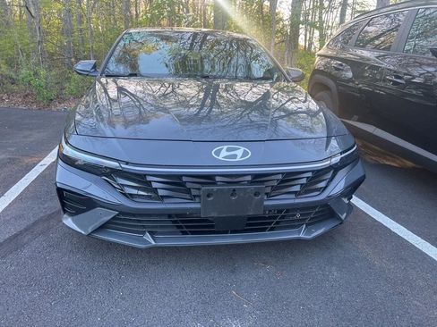 Used 2024 Hyundai Elantra Limited FWD image 2