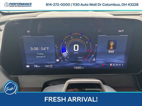 Used 2025 Chevrolet Traverse RS image 17