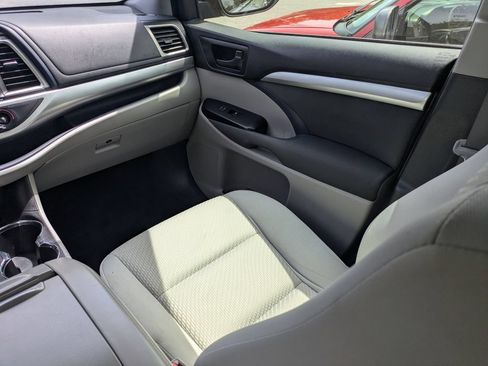 Used 2017 Toyota Highlander LE FWD image 44