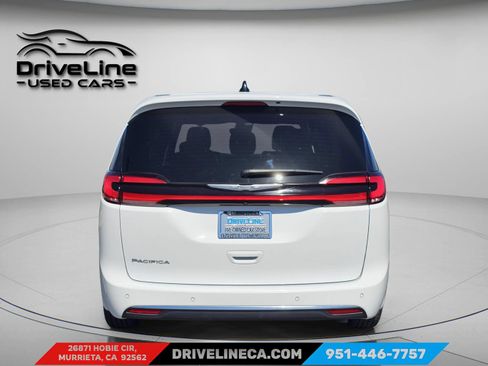 Used 2025 Chrysler Pacifica Select FWD image 3