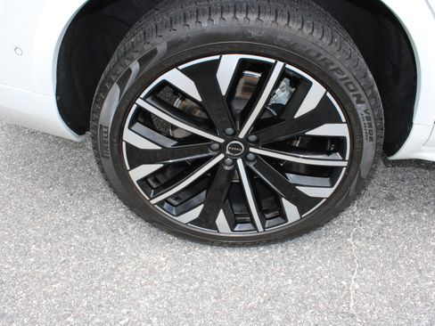 Used 2025 Volvo XC90 B6 Plus AWD/4WD image 14