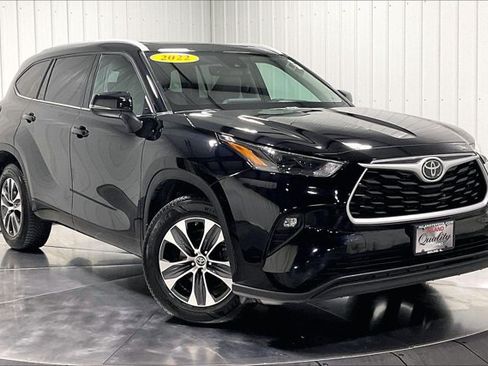 Used 2022 Toyota Highlander XLE AWD/4WD image 3