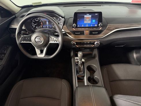 Used 2025 Nissan Altima 2.5 SV FWD image 14