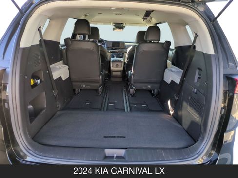 Used 2024 Kia Carnival LX image 20