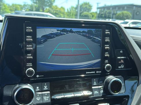 Used 2020 Toyota Highlander LE AWD/4WD image 16