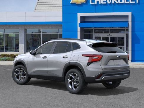 New 2026 Chevrolet Trax LT w/ LT Convenience Package FWD image 3