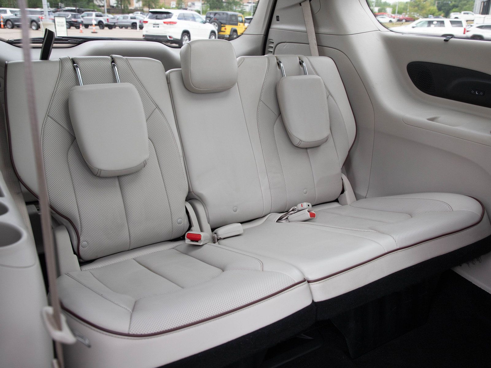 Used 2017 Chrysler Pacifica Limited FWD image 13