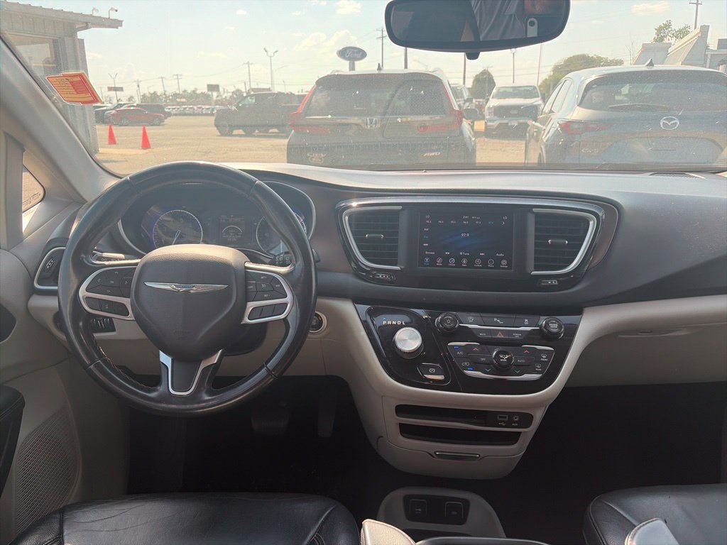 Used 2018 Chrysler Pacifica Touring-L FWD image 13