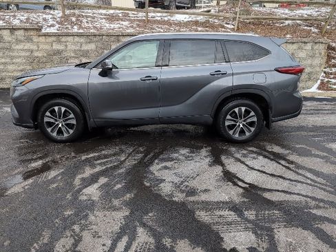Used 2021 Toyota Highlander XLE image 6
