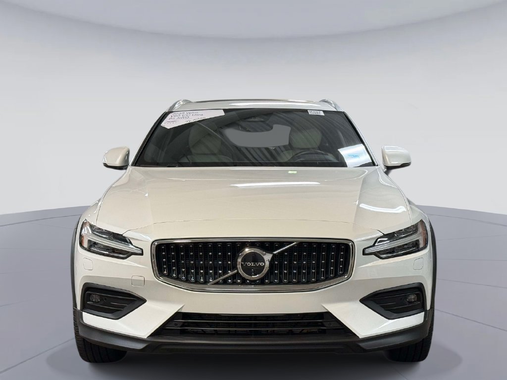 Used 2025 Volvo V60 B5 Cross Country Ultra AWD/4WD image 8