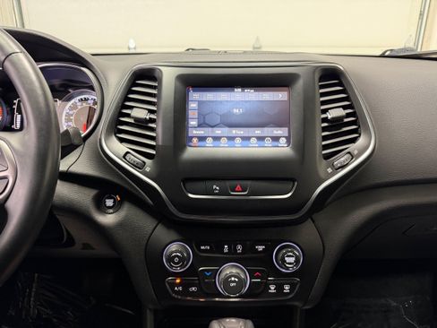 Used 2019 Jeep Cherokee Latitude Plus w/ Cold Weather Group AWD/4WD image 20