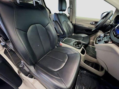 Used 2023 Chrysler Pacifica Touring-L image 15