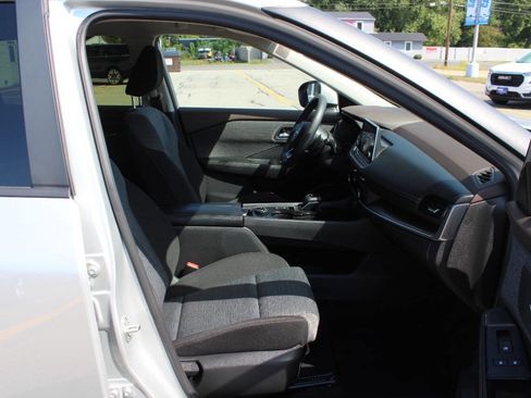 Used 2023 Nissan Rogue SV image 21