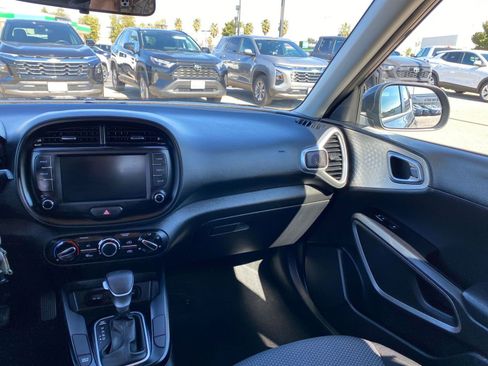 Used 2025 Kia Soul LX w/ LX Technology Package FWD image 33