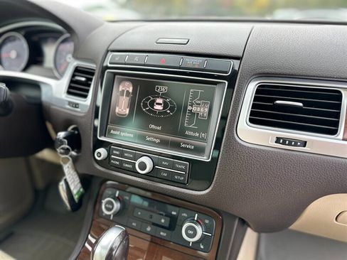 Used 2015 Volkswagen Touareg Sport image 18