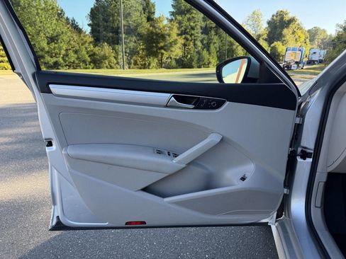Used 2017 Volkswagen Passat 1.8T S image 11