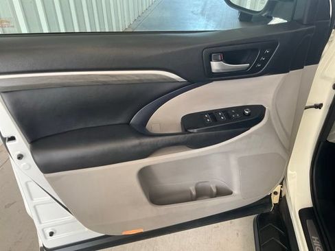 Used 2017 Toyota Highlander Limited FWD image 4