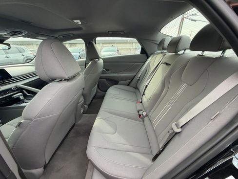Used 2025 Hyundai Elantra SEL image 25