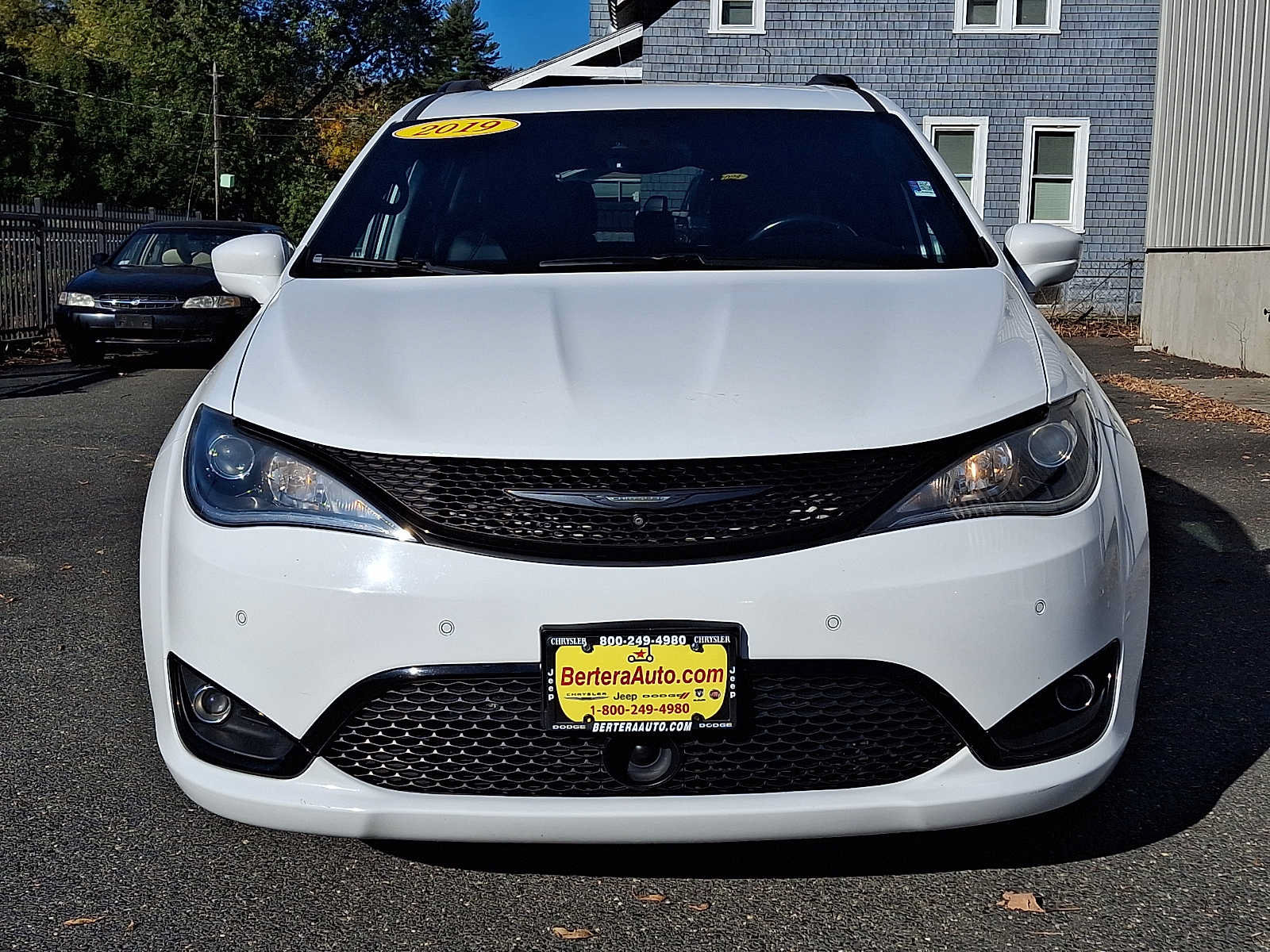 Used 2019 Chrysler Pacifica Touring-L FWD image 2