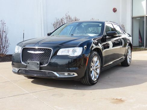 Used 2019 Chrysler 300 Touring L w/ Quick Order Package 22F image 3
