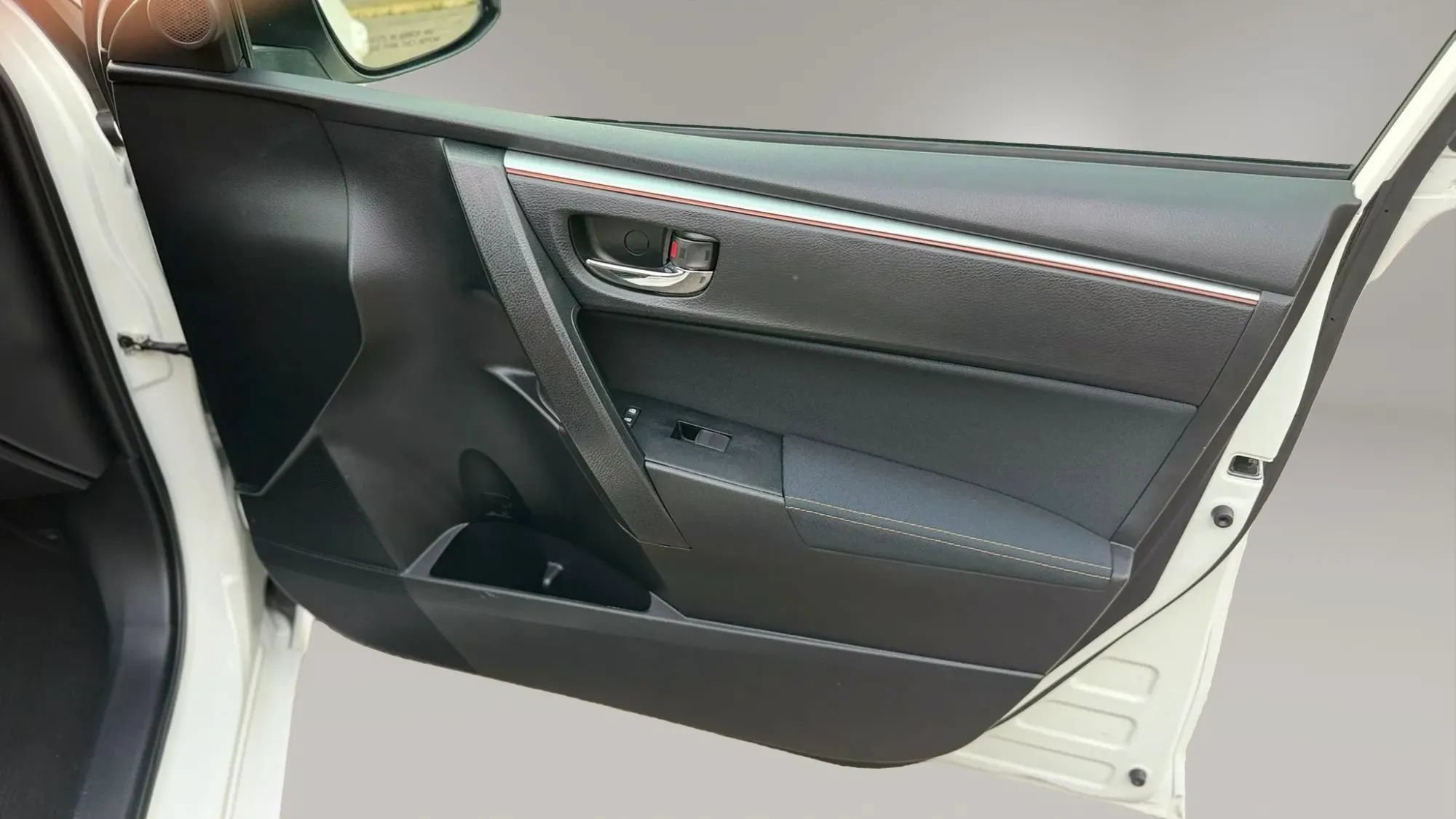 Used 2015 Toyota Corolla LE FWD image 10