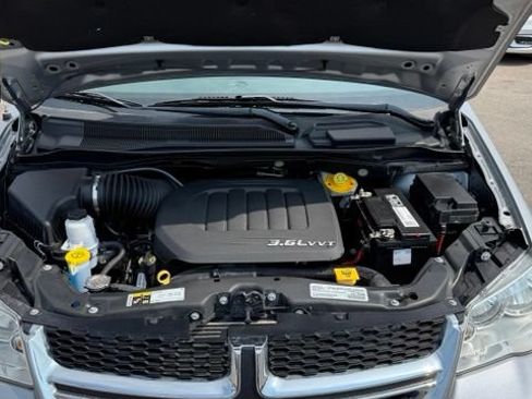 Used 2018 Dodge Grand Caravan SE w/ UConnect Hands-Free Group FWD image 11