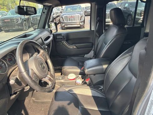 Used 2018 Jeep Wrangler Unlimited Sahara w/ Dual Top Group AWD/4WD image 5