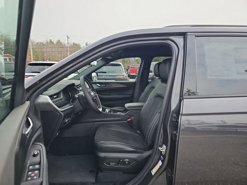 New 2025 Jeep Grand Cherokee Altitude image 13
