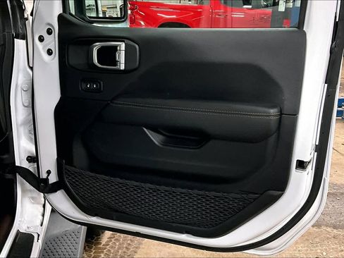 Used 2022 Jeep Wrangler Unlimited Sahara image 21