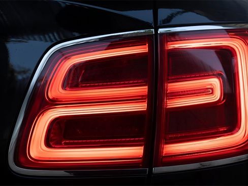 Used 2017 Bentley Bentayga image 24