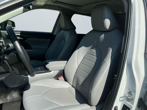 Used 2024 Toyota Highlander XLE image 10