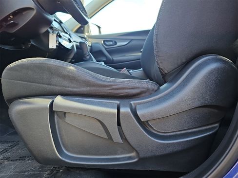 Used 2020 Nissan Rogue S image 29