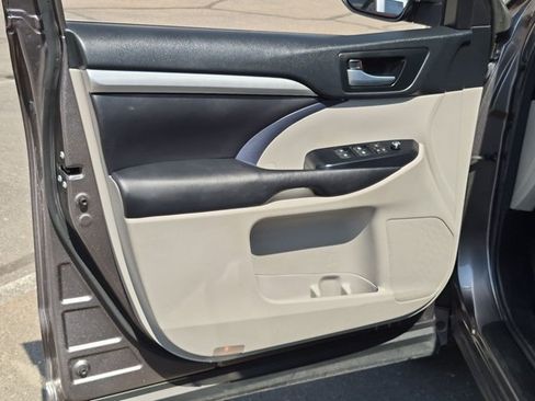 Used 2018 Toyota Highlander XLE FWD image 11