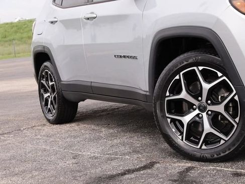 Used 2025 Jeep Compass Limited AWD/4WD image 3