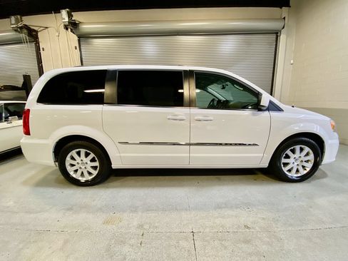 Used 2016 Chrysler Town & Country Touring FWD image 5