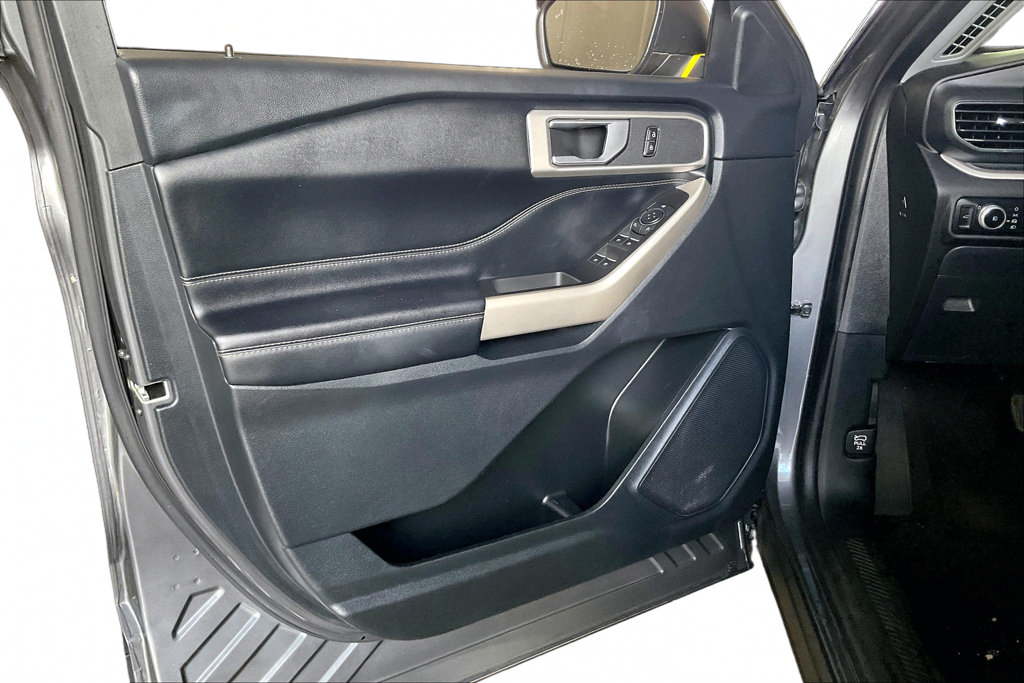 Used 2023 Ford Explorer XLT AWD/4WD image 2