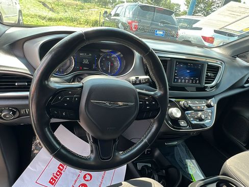 Used 2019 Chrysler Pacifica Touring Plus FWD image 14