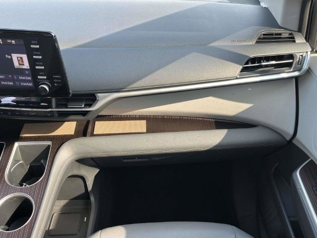 Used 2021 Toyota Sienna XLE FWD image 19