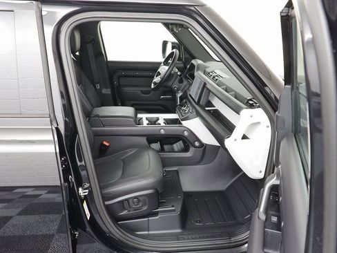 Used 2025 Land Rover Defender 110 S image 19