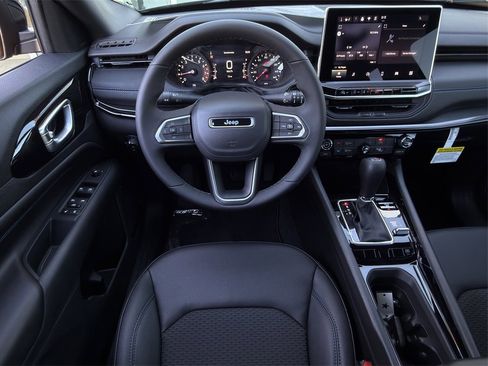 New 2026 Jeep Compass Latitude image 11