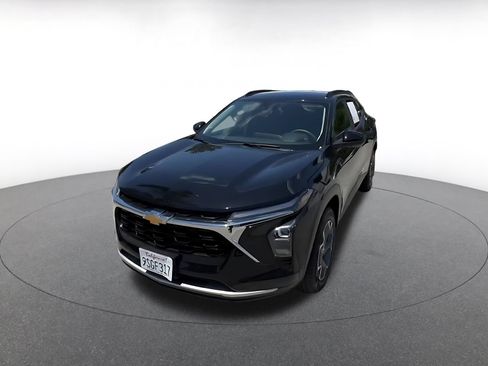 Used 2025 Chevrolet Trax LT FWD image 5