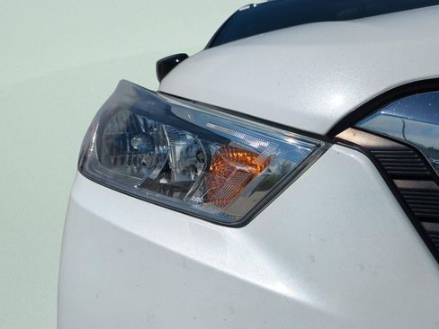 Certified 2019 Nissan Kicks SV image 9
