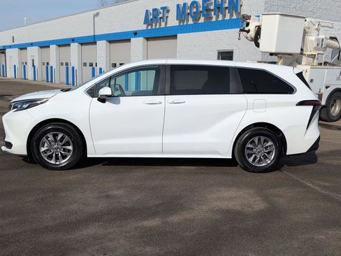 Used 2025 Toyota Sienna LE image 2